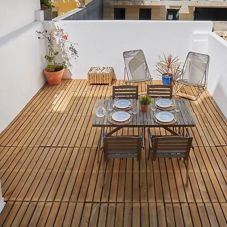 Appartamento Modern Flat With Double Patio Right Next To Estrela Gardens Lisbona