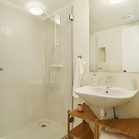 Appartamento Modern Flat With Double Patio Right Next To Estrela Gardens Lisbona